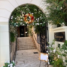 ロザンジュイア 広尾迎賓館の画像｜会場の門です。リースを付けるなど装花は自分達で選べます。