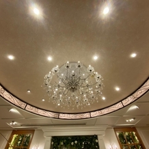 ロザンジュイア 広尾迎賓館の画像｜披露宴会場の天井、シャンデリアがきれいでした。