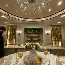 ロザンジュイア 広尾迎賓館の画像｜新郎新婦の高砂
メインテーブルのお花は一番安いものにしました。