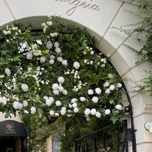 ロザンジュイア 広尾迎賓館の画像｜入り口のお花が素敵でした。