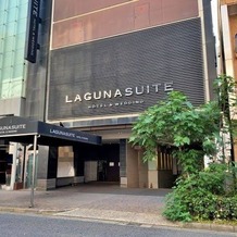 ラグナスイート名古屋　ホテル＆ウエディングの画像｜外観。右を入ると地下駐車場があります。
