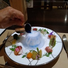 ラグナスイート名古屋　ホテル＆ウエディングの画像｜フェア時　料理
中央に青い液体をかけるとドライアイスが料理を包んでいく様がとてもきれいでした