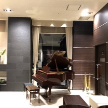 ラグナスイート名古屋　ホテル＆ウエディングの画像｜披露宴会場の前室、ピアノがありました。