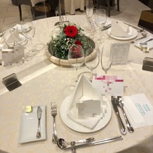 ラグナスイート名古屋　ホテル＆ウエディングの画像｜白を基調としたテーブルコーディネート。