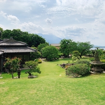 マナーハウス島津重富荘の画像｜とても素敵なお庭。
晴れていれば桜島も見えるし、反対側には滝もありました。