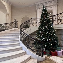 Casa　d’　Angela（カサ・デ・アンジェラ）の画像｜式場入り口の階段横にはクリスマスツリー！