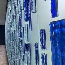 ＡＮＡクラウンプラザホテル秋田の画像｜横の壁の青いガラスは凹凸があり立体的です。陽の光具合によって青さが変化するのが魅力的だと思います。