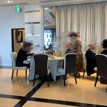 ラグナスイート新横浜　ホテル＆ウエディングの画像｜3人卓にも歓談用の椅子を置いていただきました