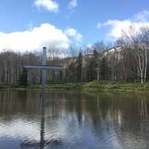 水の教会の画像｜水面にある十字架