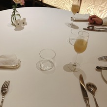 ジャルダン　ポール・ボキューズの画像｜テーブルコーディネートはシンプルな白です。