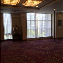 ホテルオークラ京都の画像｜披露宴会場に向かうときの廊下（自然光が気持ち良いです）