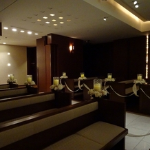 ホテルオークラ京都の画像｜チャペルの参列者席