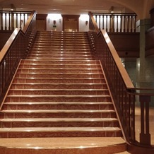 ホテルオークラ京都の画像｜ホテルロビーの階段です。記念写真に最適です。