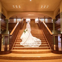 ホテルオークラ京都の画像｜ウエディングドレスは後ろ姿を重視しました。ホテルロビーの階段ではドレスが映えます。