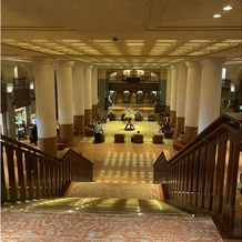 ホテルオークラ京都の画像｜ホテルのロビーの大きな階段