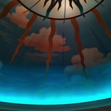 神戸ポートピアホテルの画像｜天井はまるで空のようなデザインでした。