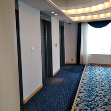 神戸ポートピアホテルの画像｜エレベーター前ホールです。廊下はずっとカーペットが敷かれていて落ち着いた雰囲気が漂っていました。