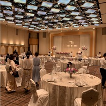 帝国ホテル 東京の画像｜煌びやかな照明、真っ白なテーブルクロス、真ん中に目を引くTHE IMPERIAL HOTELの文字