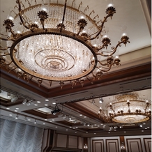 帝国ホテル 東京の画像｜藤の間にて豪華絢爛なシャンデリア。