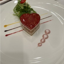 帝国ホテル 東京の画像｜前菜のお料理を頂きました。色ごとに味の異なるソースと蟹とオマール海老のマリアージュを楽しめます。