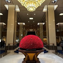 帝国ホテル 東京の画像｜ロビーのバラ
帝国ホテルの印象的なロビーはフォトウェディングで撮影するのが良さそうでした。