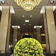 帝国ホテル 東京の画像｜正面エントランス入ってすぐのお写真です。お花は季節ごとに変わるのも魅力的です。