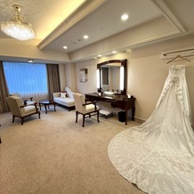 帝国ホテル 東京の画像｜新婦のお支度に。とても素敵なお部屋でここで支度ができるなんてとうっとりしてしまいます。