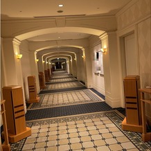 帝国ホテル　大阪の画像｜式場の廊下です、
長い廊下をウェディングドレスで歩いて写真を撮ってもらったら素敵です