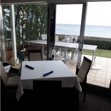 リビエラ逗子マリーナの画像｜目の前に海が見えるレストラン席