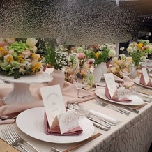 フェリーチェガーデン日比谷（日比谷公園内）の画像｜食事をする長テーブルの装花です。