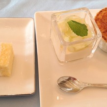 アイネス　ヴィラノッツェ　オーシャンポートサイドの画像｜左側が切り分けられたウエディングケーキ、右側がビュッフェのデザートです。