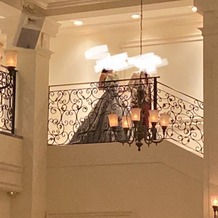 アイネス　ヴィラノッツェ　オーシャンポートサイドの画像｜2階から入場し階段を降りて披露宴会場に