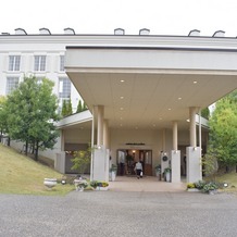 マリエール　ガーデン　バーベナ　（Ｍａｒｒｉｙｅｌｌ　Ｇａｒｄｅｎ　Ｖｅｒｂｅｎａ）の画像｜当日は雨でしたが玄関にも屋根があるので
車をつけることもできます。