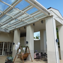 マリエール　ガーデン　バーベナ　（Ｍａｒｒｉｙｅｌｌ　Ｇａｒｄｅｎ　Ｖｅｒｂｅｎａ）の画像｜ガーデンにつながる屋根はガラスになっていて明るく、雨でも濡れません。