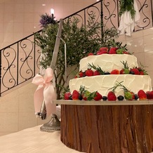 マリエール　ガーデン　バーベナ　（Ｍａｒｒｉｙｅｌｌ　Ｇａｒｄｅｎ　Ｖｅｒｂｅｎａ）の画像｜ケーキは新郎新婦入場前から準備されていました