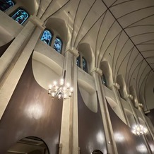 マリエール山手(セント・リージェンツ大聖堂)の画像|スタンドグラスは横側にもあります