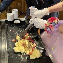 マリエール岡崎の画像｜新郎新婦がアイスクリームを作ってくれているところ