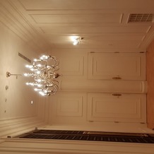 セントパトリック・チャーチ／ロイヤルホールヨコハマの画像｜チャペルの扉の前のシャンデリア