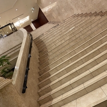 セントパトリック・チャーチ／ロイヤルホールヨコハマの画像｜こちらの階段でフラワーシャワーや写真を撮りました