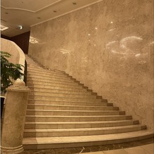 セントパトリック・チャーチ／ロイヤルホールヨコハマの画像｜ロビー階段