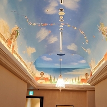 Ｍｏｎｔｅｒｆａｒｅ（モンテファーレ）の画像｜挙式会場に行く途中
天井が空