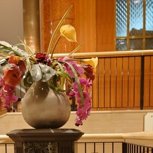 ホテルクリスタルパレスの画像｜ロビーの花