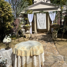 キャメロットヒルズの画像｜白い会場の庭