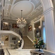 キャメロットヒルズの画像｜披露宴会場別館の入り口は大階段が素敵です