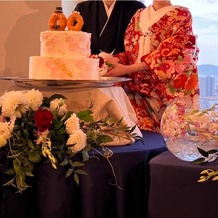 リーガロイヤルホテル広島の画像｜色打掛とウエディングケーキ