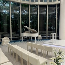 リーガロイヤルホテル広島の画像｜グランドピアノがある。椅子は可動する事ができ座面は低いため圧迫感はない。