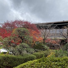THE　GARDEN　PLACE　SOSHUEN（蘇州園）の画像｜挙式会場と披露宴会場の間にある庭から見える景色