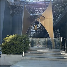 ホテルグランヴィア京都の画像｜会場問わず挙式終了後、鐘に向い道を作りフラワーシャワー
1番の鐘の大きさで京都駅中に鐘の音が響く
