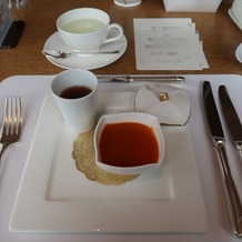 ホテルオークラ福岡の画像｜試食。左が濃厚コンソメスープ。どちらも濃いめで美味しかった。