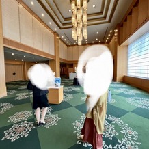 ホテルオークラ福岡の画像｜ロビーの緑のじゅうたんが見事